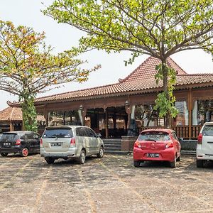 RedDoorz Premium At Joglo Garut Cottage Syariah